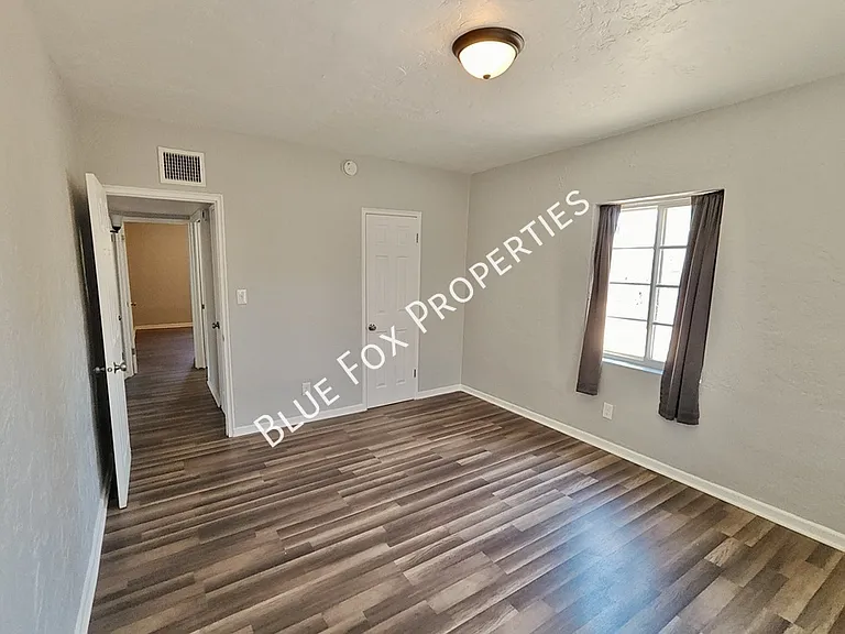 4124 E 1st St — Photo 9