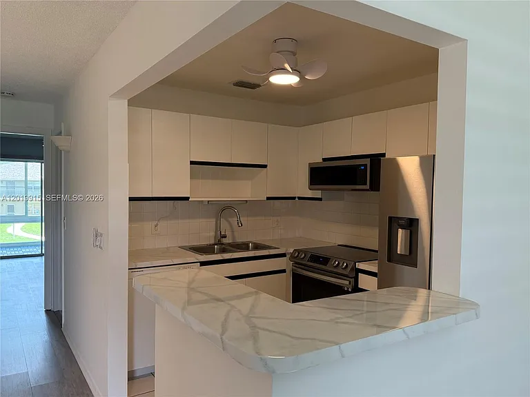18 Lake Vista Trl #204 — Photo 5