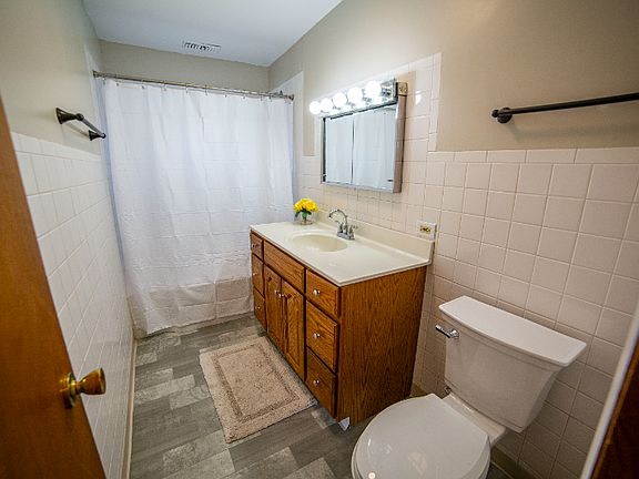 3rd image of 2336 W 122nd St #1