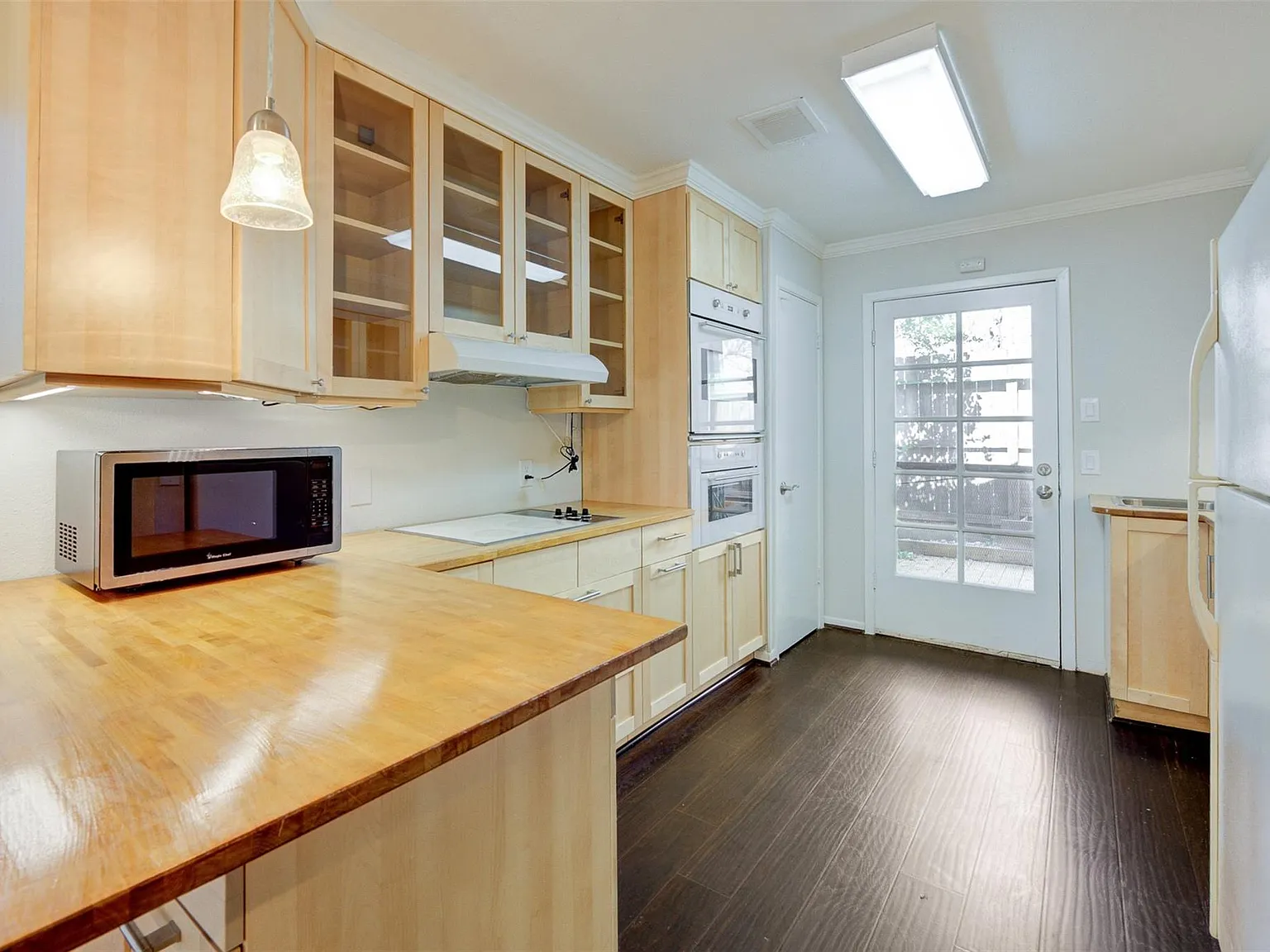 2 bed, 2.0 bath, 1082 sqft, $1,695 — Photo 2