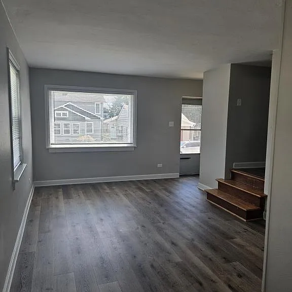 967 E Maple St — Photo 3
