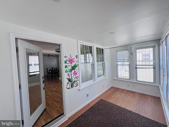 4th image of 305 Evergreen Ave