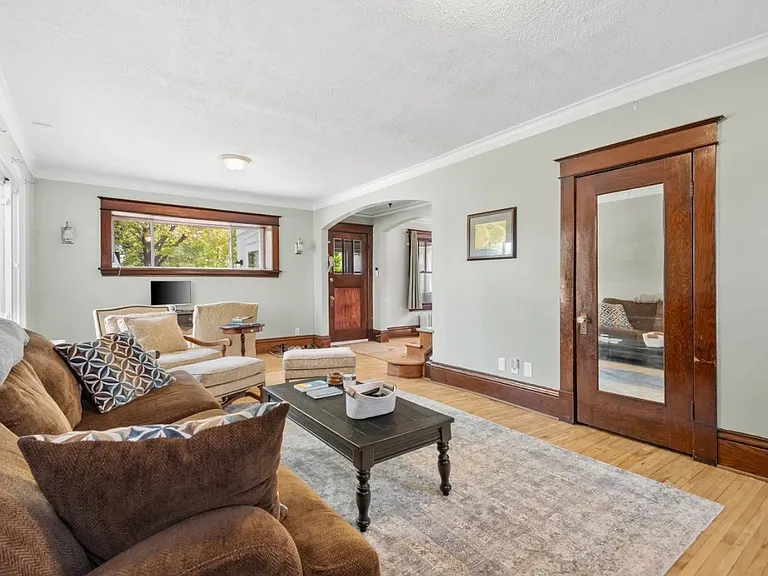 319 Earl St — Photo 31