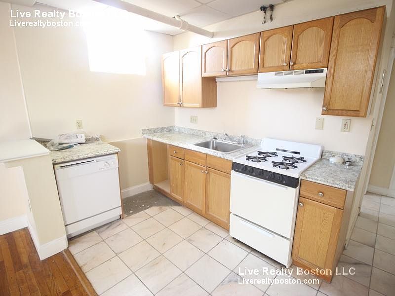 2nd image of 1208 Commonwealth Ave