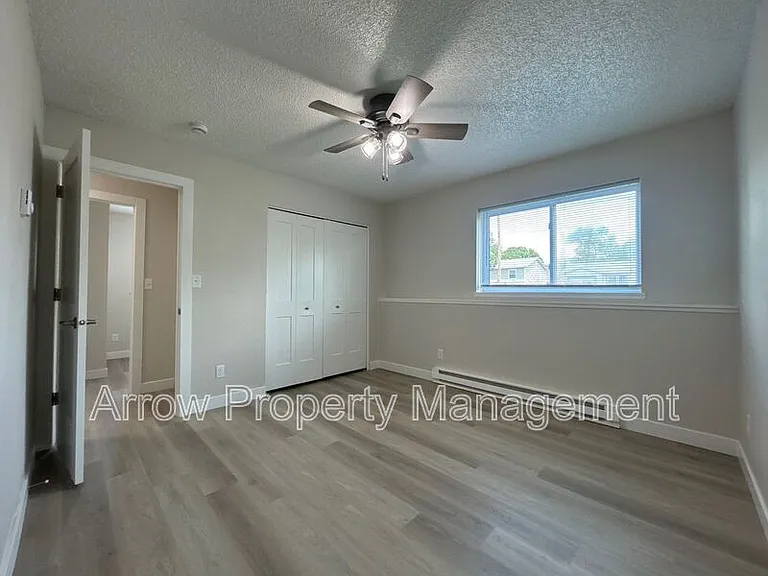 902 E E St — Photo 7