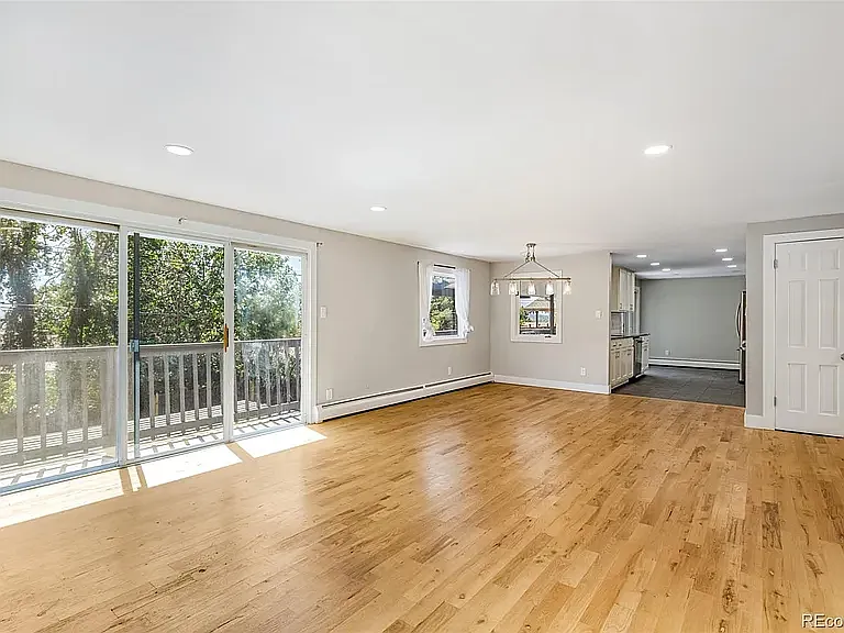 5 bed, 2892 sqft, $4,200 — Photo 4