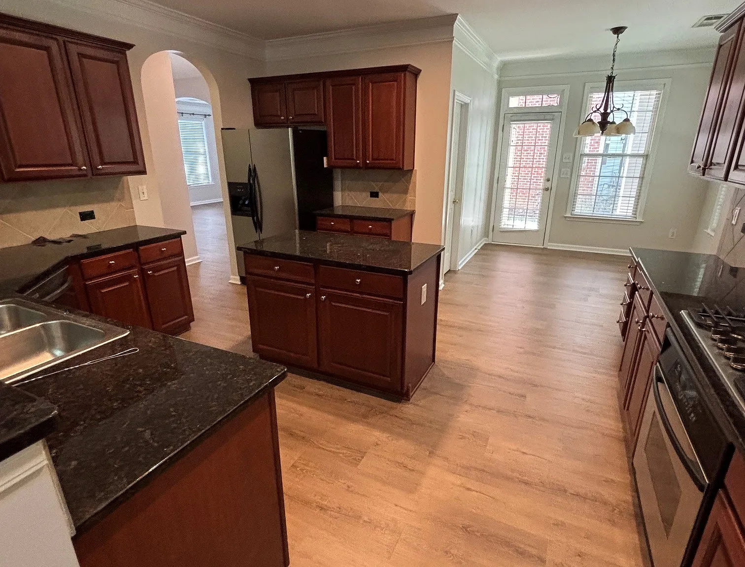 5 bed, 3300 sqft, $3,300 — Photo 3