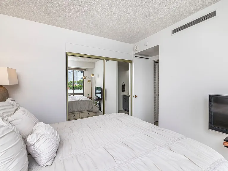 225 Queen St #7D — Photo 6