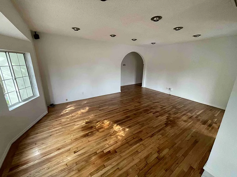 2946 S Beverly Dr — Photo 2