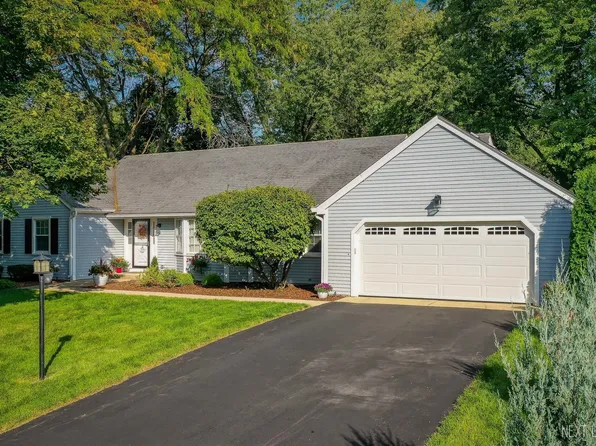 1034 Woodland Hills Rd, Batavia, IL 60510