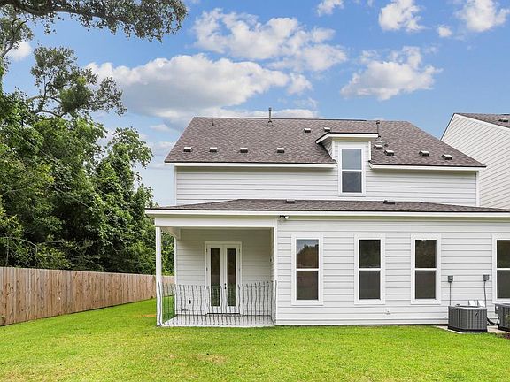 3rd image of 204 Sweetbay Ct