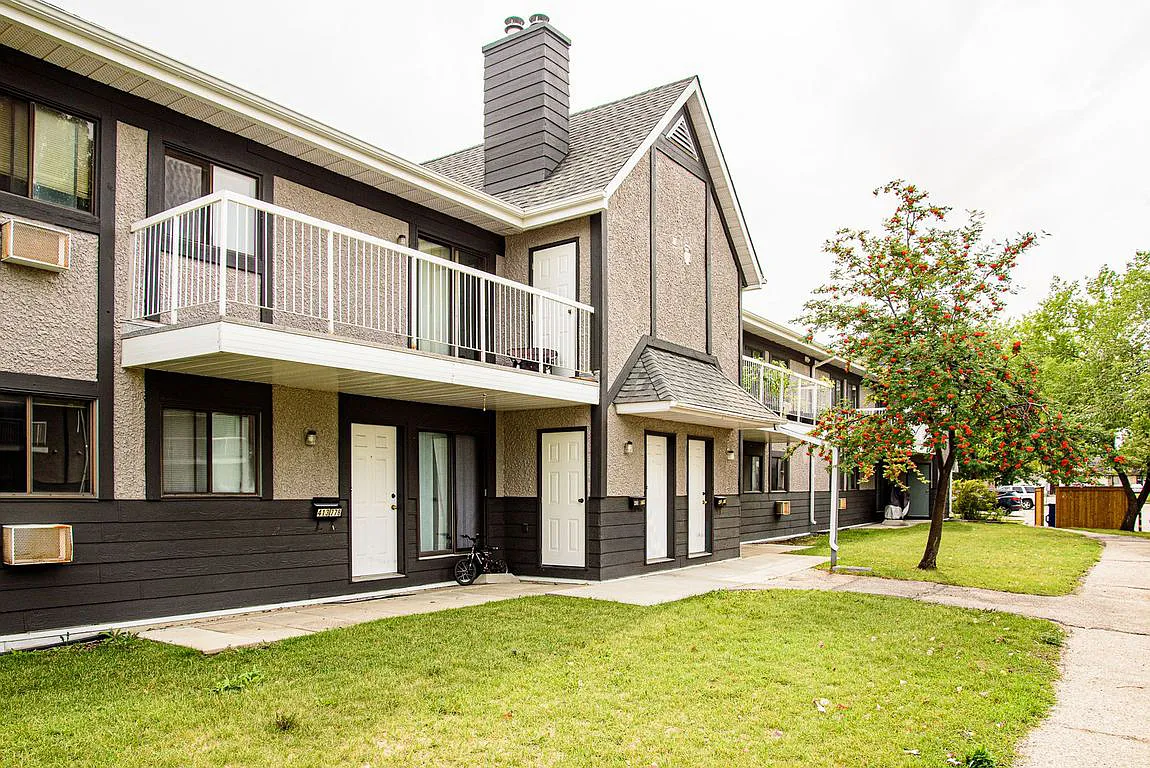 Polo Club Apartments — Photo 1