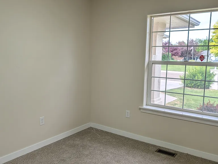 2723 Manchester Dr — Photo 10