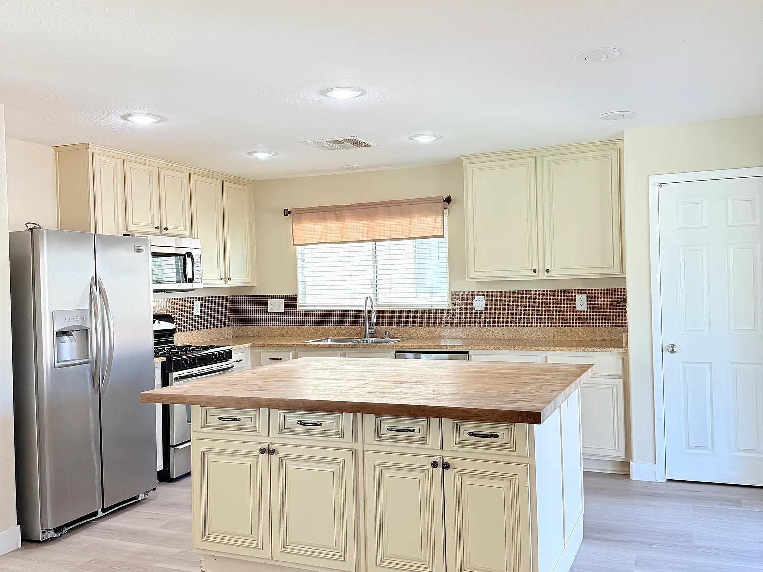 3 bed, 2.5 bath, 2034 sqft, $2,395 — Photo 2