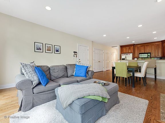 3rd image of 3229 N Clifton Ave APT 2S