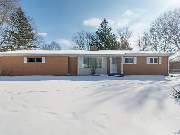 6616 Garden Dr, Mount Morris, MI 48458