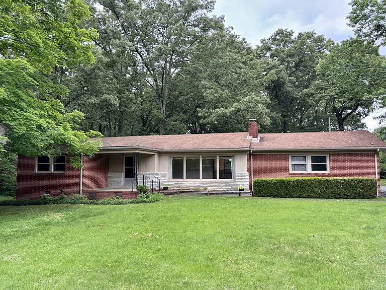 302 Hampton Rd — Photo 1