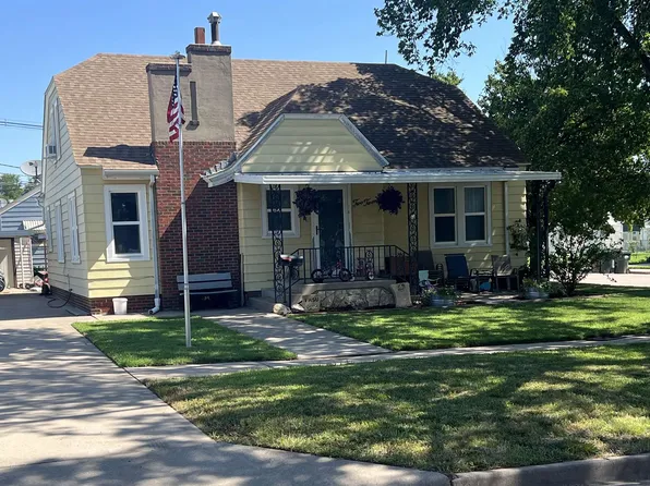 220 E 6th St, Hoisington, KS 67544