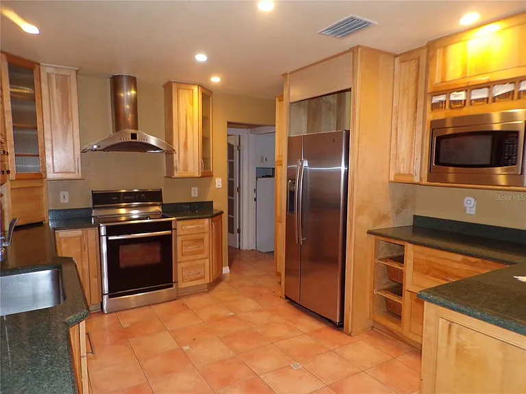 270 Belaire Ct — Photo 3