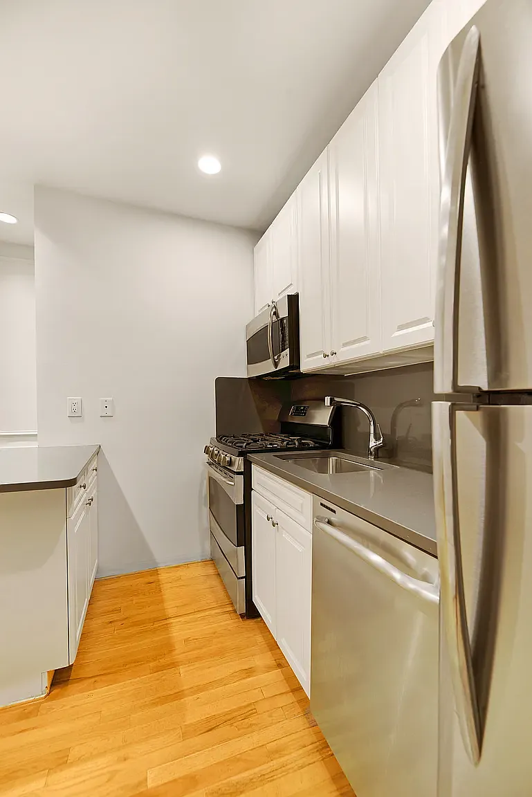 226 East 70th Street — Photo 2