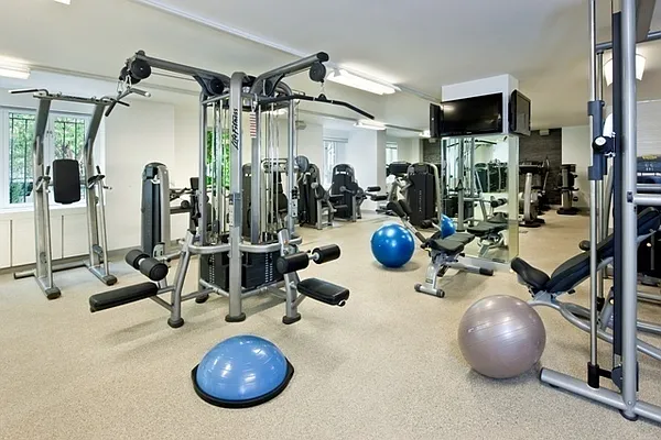 Rented by SERHANT. | media 9