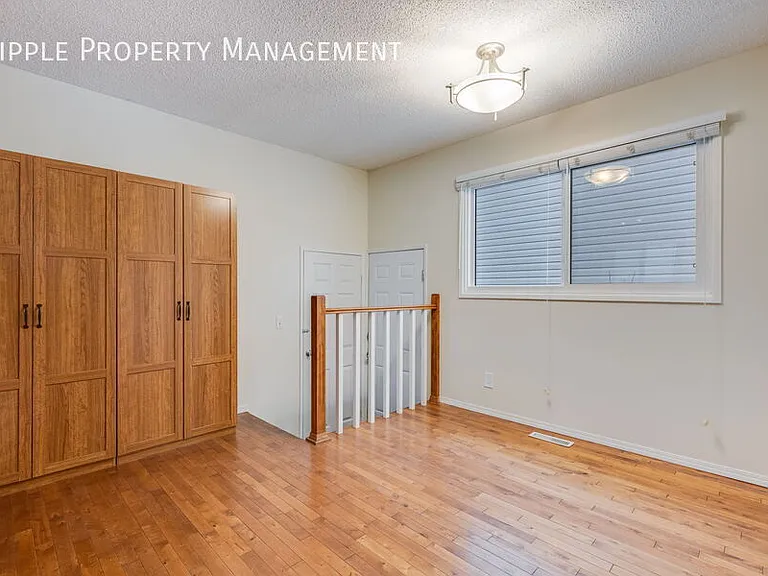63 Woodglen Close SW #UPPER — Photo 4