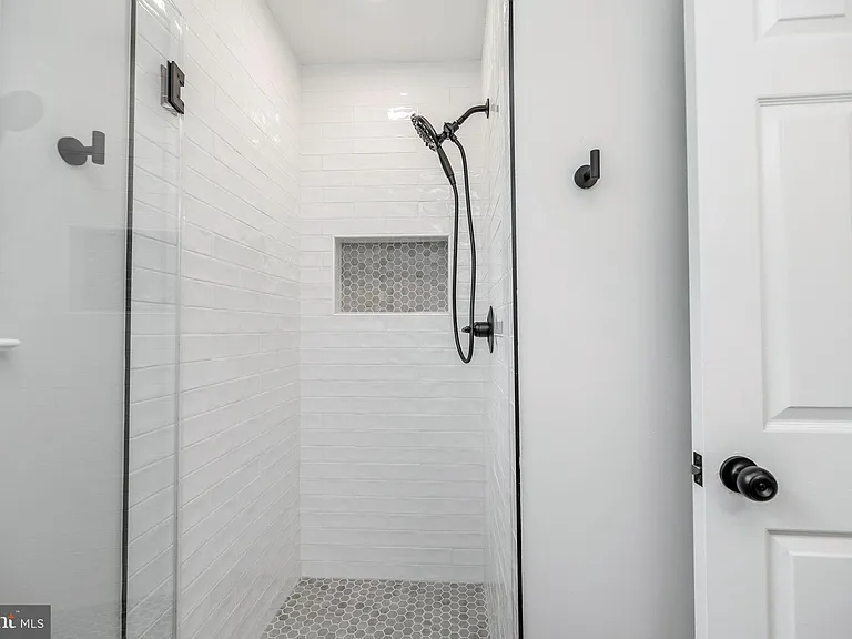 561 Tiffany Ct — Photo 29