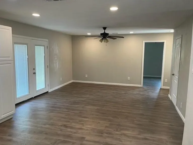 221 Woodbridge Way — Photo 3