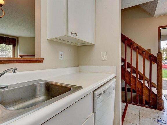 3rd image of 1689 Blackhorse Ln