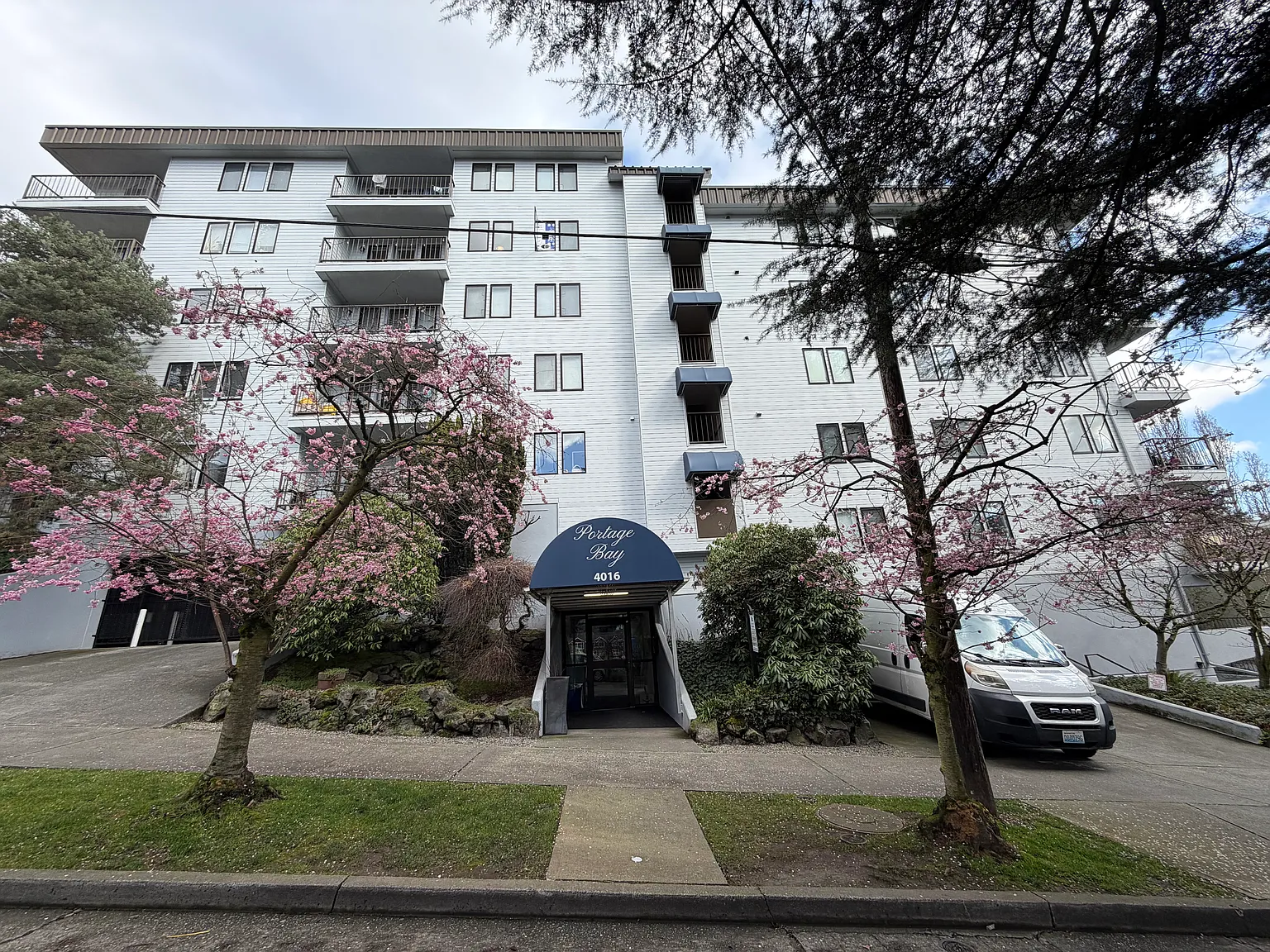 Portage Bay Apartments — Photo 2