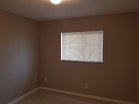 5th image of 907 Chenault St
