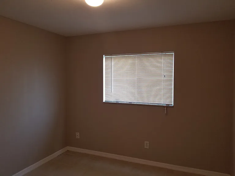 907 Chenault St — Photo 5