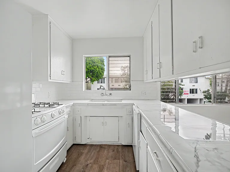 1037 N Curson Ave #7 — Photo 16