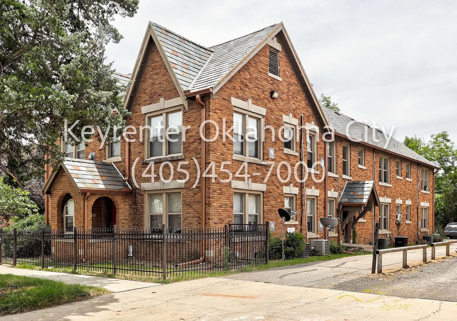 Kamp's Court Apartments — Photo 2