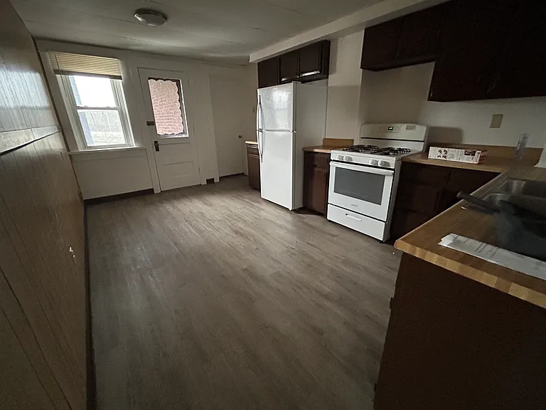 19 Singer Ave — Photo 2