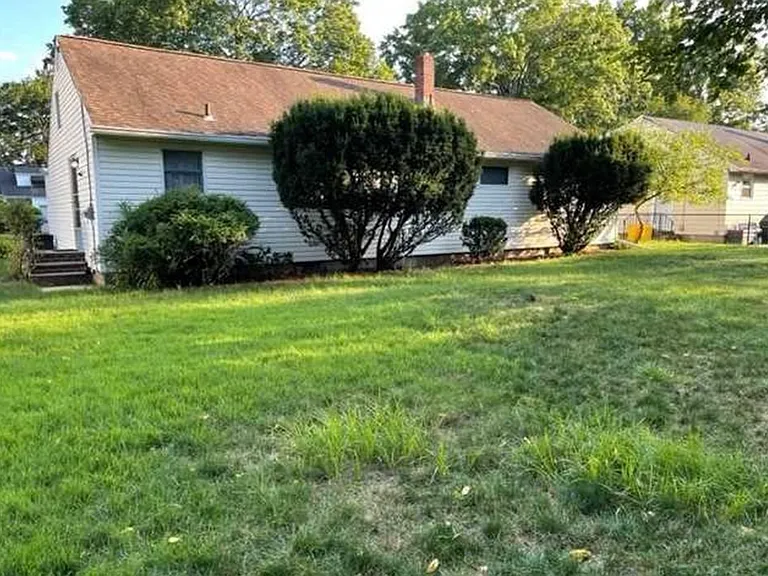 333 Lacey Dr — Photo 2