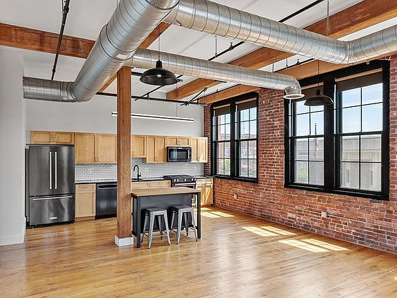 5th image of 589 Essex St Unit 302