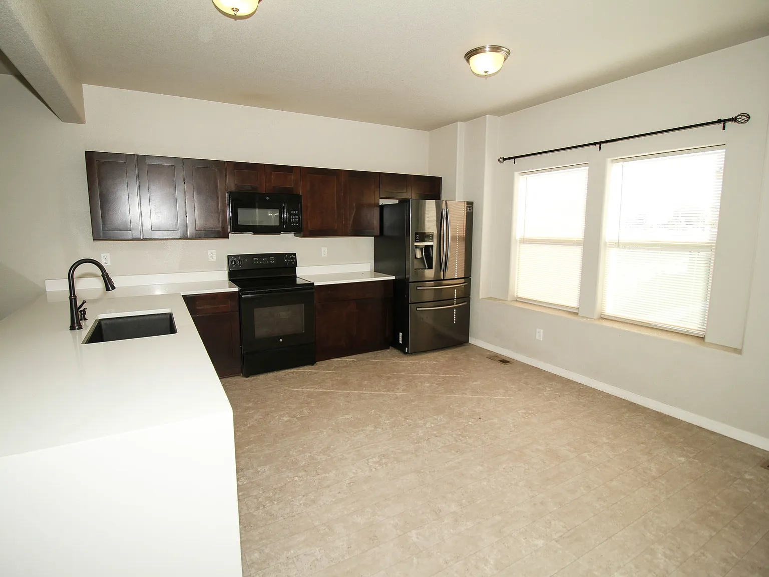 3 bed, 1945 sqft, $2,299 — Photo 3