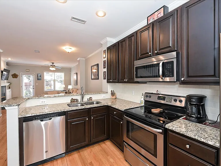 2723 Dilworth Heights Ln — Photo 3