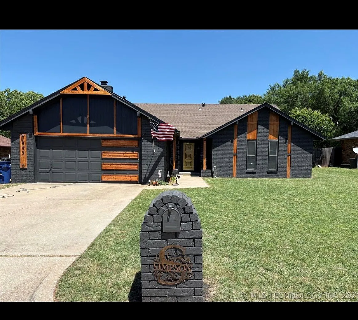 3 bed, 1977 sqft, $1,800 — Photo 1