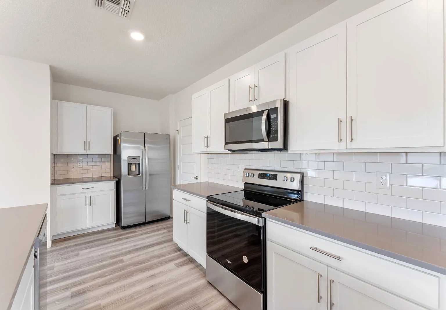 4 bed, 2.5 bath, 2260 sqft, $2,200 — Photo 3