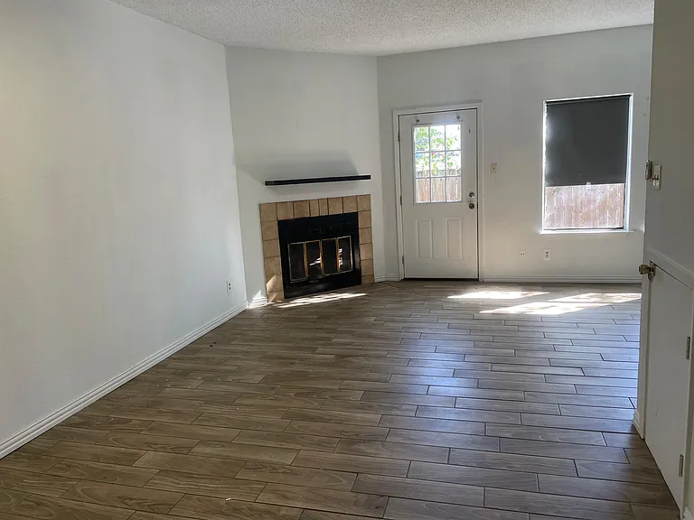 109 W Mockingbird Ln #4 — Photo 5