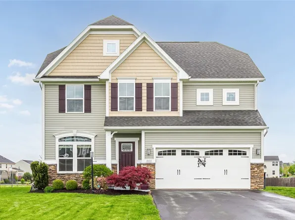 1601 Clovertrail Dr, Farmington, NY 14425