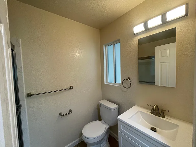 547 Grand Ave #4 — Photo 7
