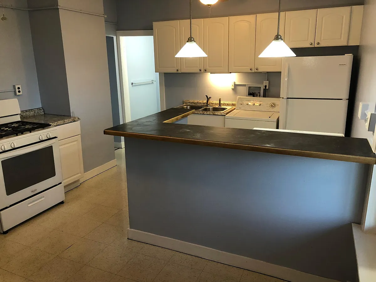 Building Photo - 400 Harvard St #3