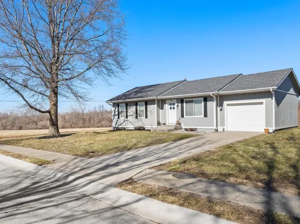 1900 Harry Dr, Harrisonville, MO 64701