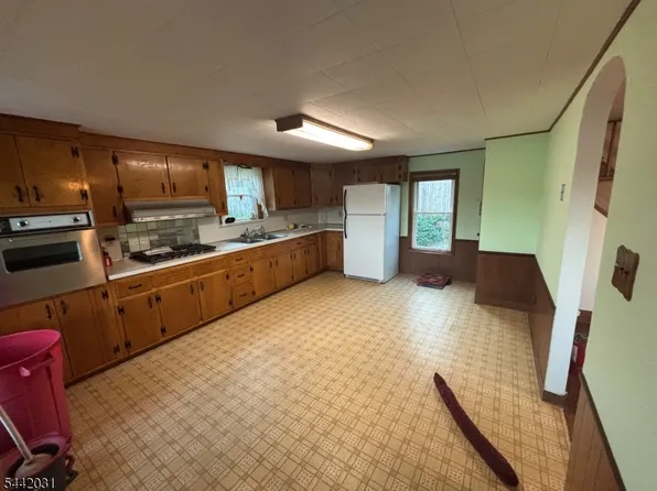 6 Thatcher Ave, Stewartsville, NJ 08886