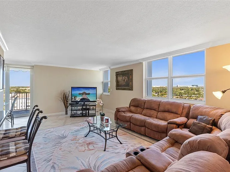 2881 33rd Ct #Penthouse A — Photo 8
