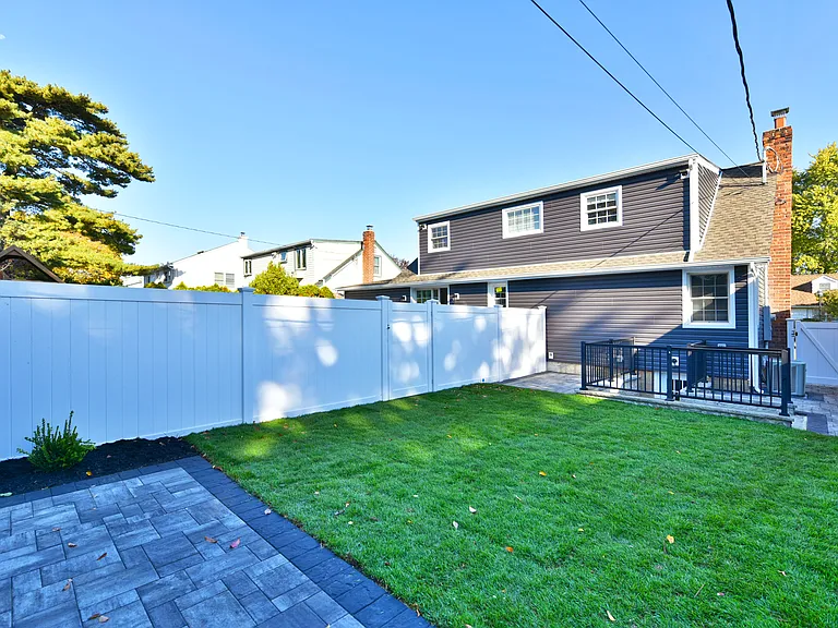 Lydia Dr — Photo 14