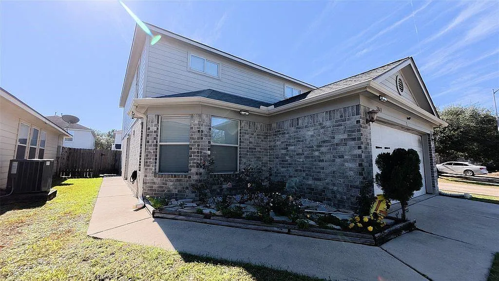 Building Photo - 2843 Oakland Brook St